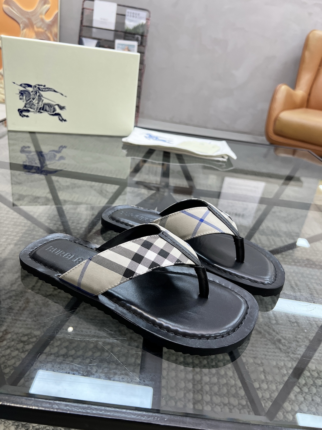  B 🔍顶级代购🇮🇹 巴 炸街男神春夏拖鞋新品专柜同步，鞋面意大利进口格子布面料，高品质拼接工艺，鞋底：