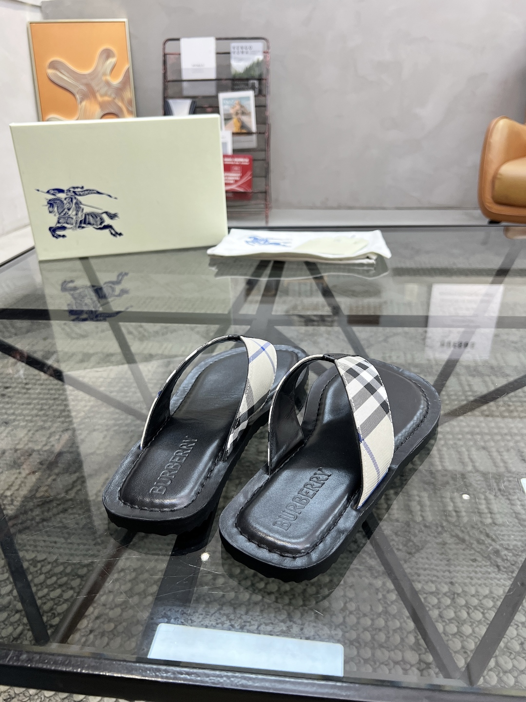  B 🔍顶级代购🇮🇹 巴 炸街男神春夏拖鞋新品专柜同步，鞋面意大利进口格子布面料，高品质拼接工艺，鞋底：