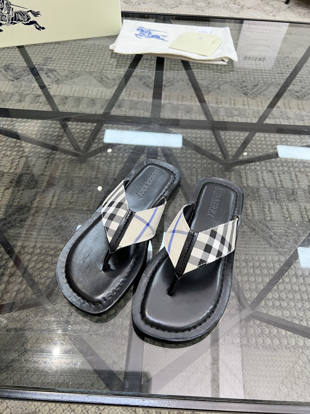  B 🔍顶级代购🇮🇹 巴 炸街男神春夏拖鞋新品专柜同步，鞋面意大利进口格子布面料，高品质拼接工艺，鞋底：