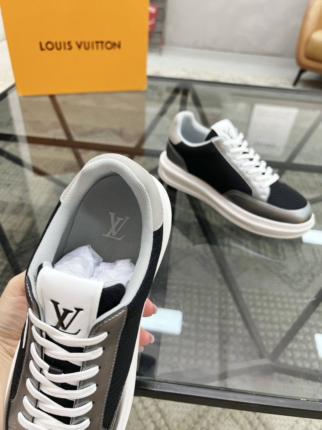  L 🔍顶级代购🇮🇹 路 炸街男神爆款运动板鞋专柜同步，鞋面意大利进口牛皮搭配网布面料，高品质拼接复杂工