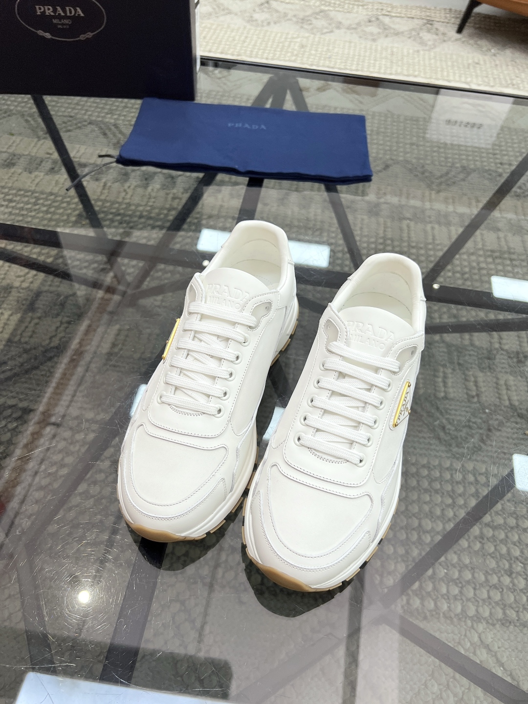  P 🔍顶级代购🇮🇹 普 炸街男神新品运动休闲鞋专柜同步，鞋面意大利进口牛皮搭配帆布面料，进口水染牛皮里