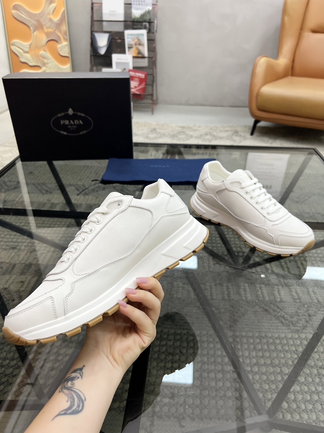  P 🔍顶级代购🇮🇹 普 炸街男神新品运动休闲鞋专柜同步，鞋面意大利进口牛皮搭配帆布面料，进口水染牛皮里