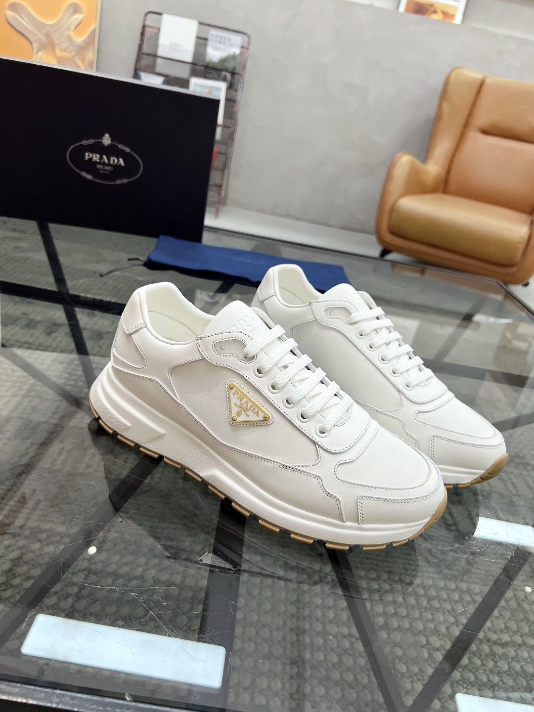  P 🔍顶级代购🇮🇹 普 炸街男神新品运动休闲鞋专柜同步，鞋面意大利进口牛皮搭配帆布面料，进口水染牛皮里