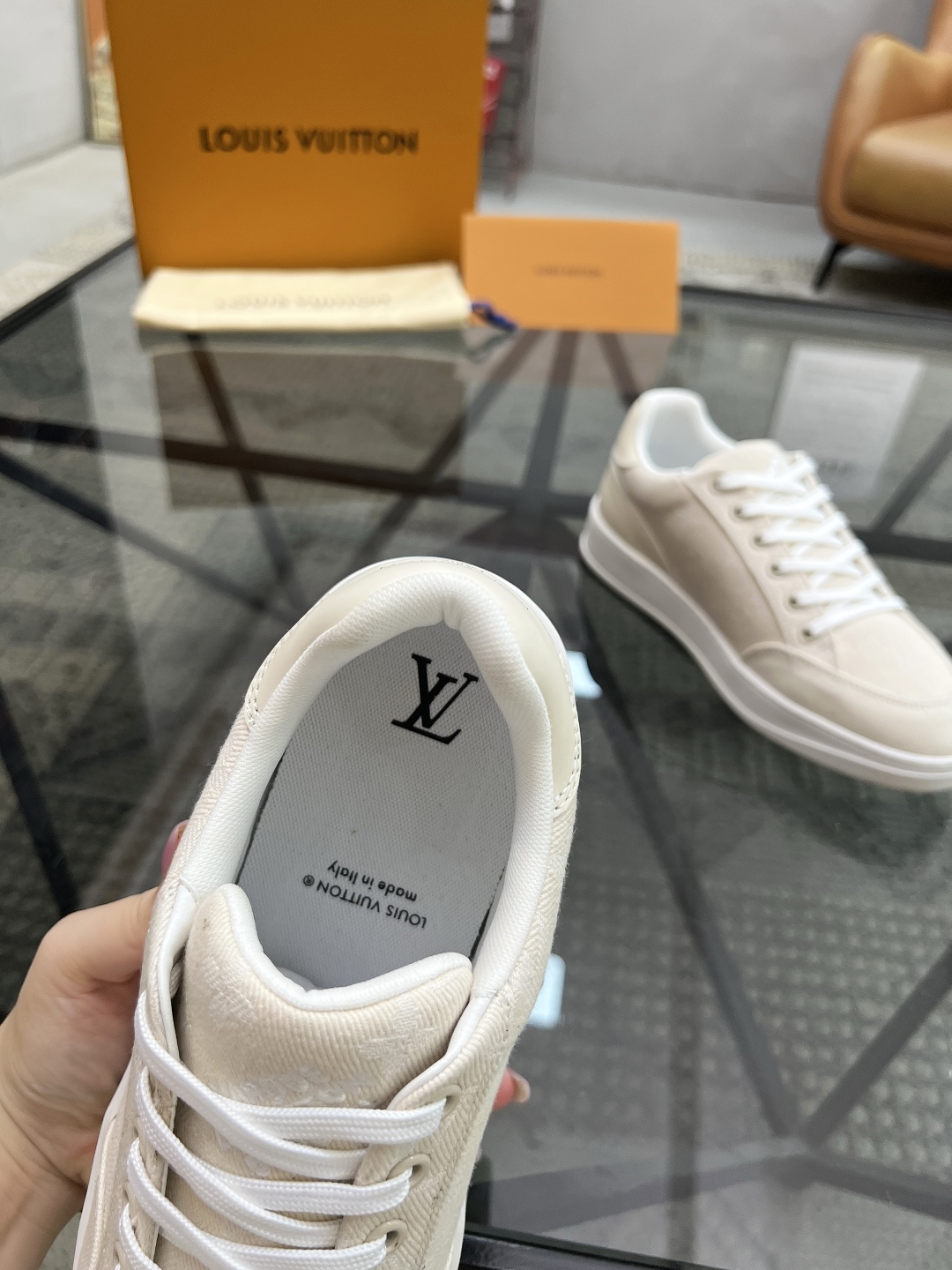  L 🔍顶级代购🇮🇹 路 炸街男神爆款运动板鞋专柜同步，鞋面意大利进口牛皮搭配牛仔布面料，高品质拼接缤纷