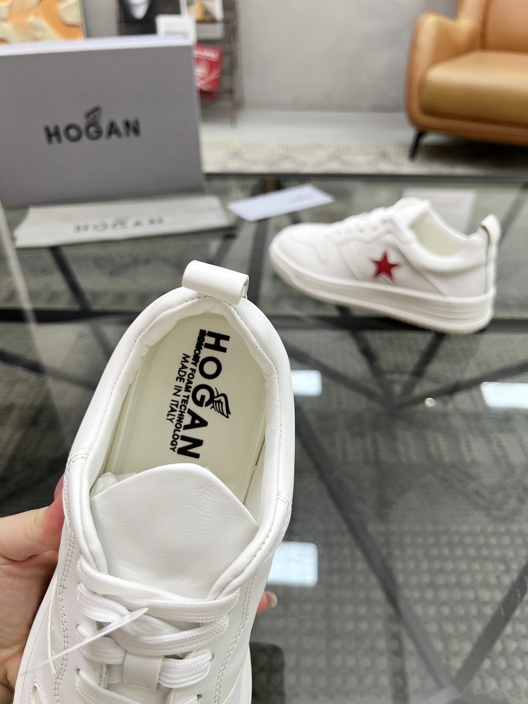  H 🔍顶级代购🇮🇹 霍 超人气男神运动鞋新品来袭专柜同步发售原厂配置，意大利进口原版牛皮面料，透气舒适