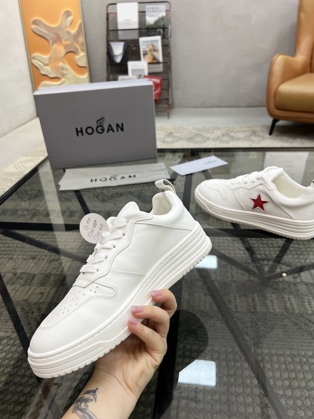  H 🔍顶级代购🇮🇹 霍 超人气男神运动鞋新品来袭专柜同步发售原厂配置，意大利进口原版牛皮面料，透气舒适