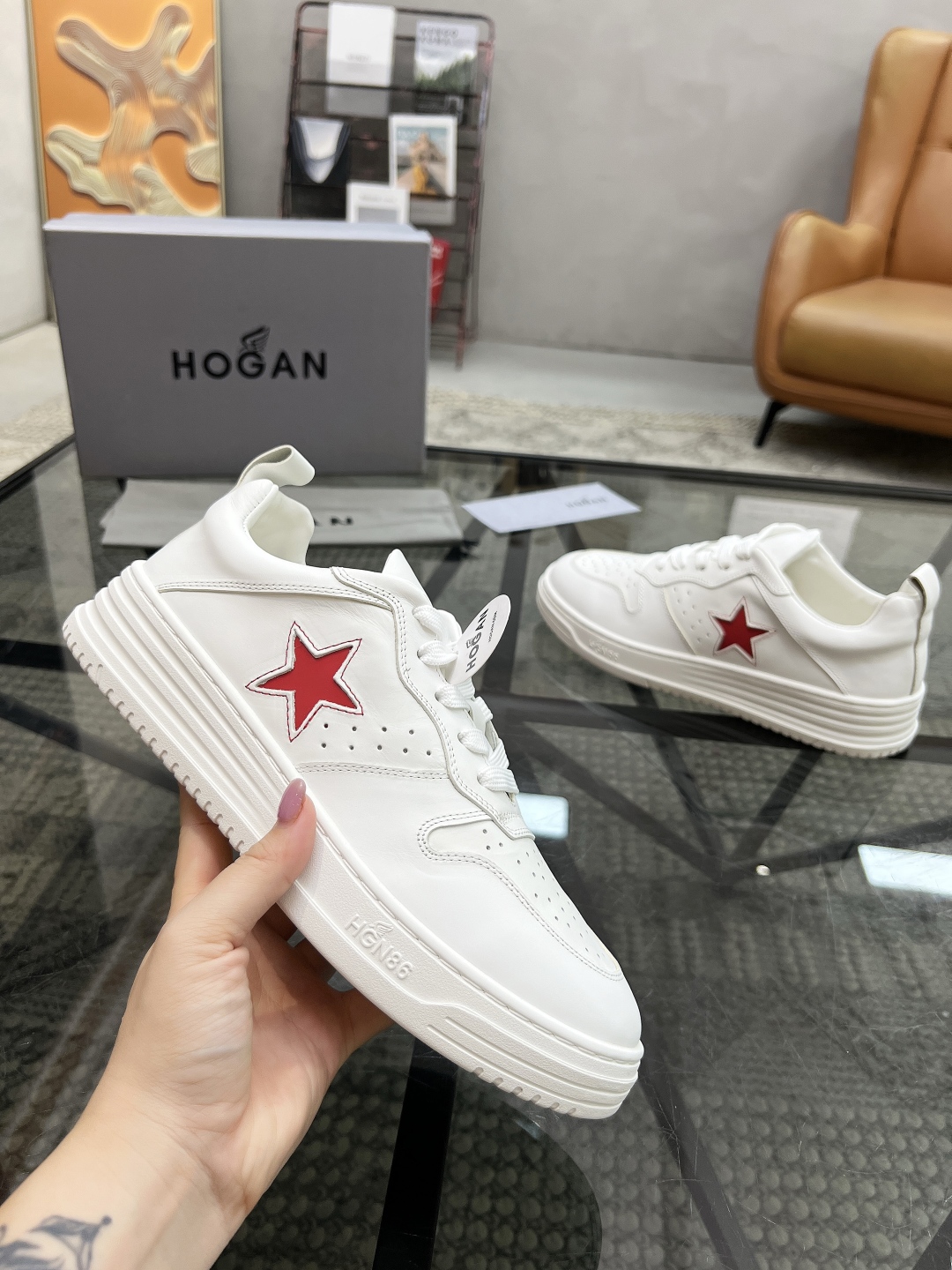  H 🔍顶级代购🇮🇹 霍 超人气男神运动鞋新品来袭专柜同步发售原厂配置，意大利进口原版牛皮面料，透气舒适