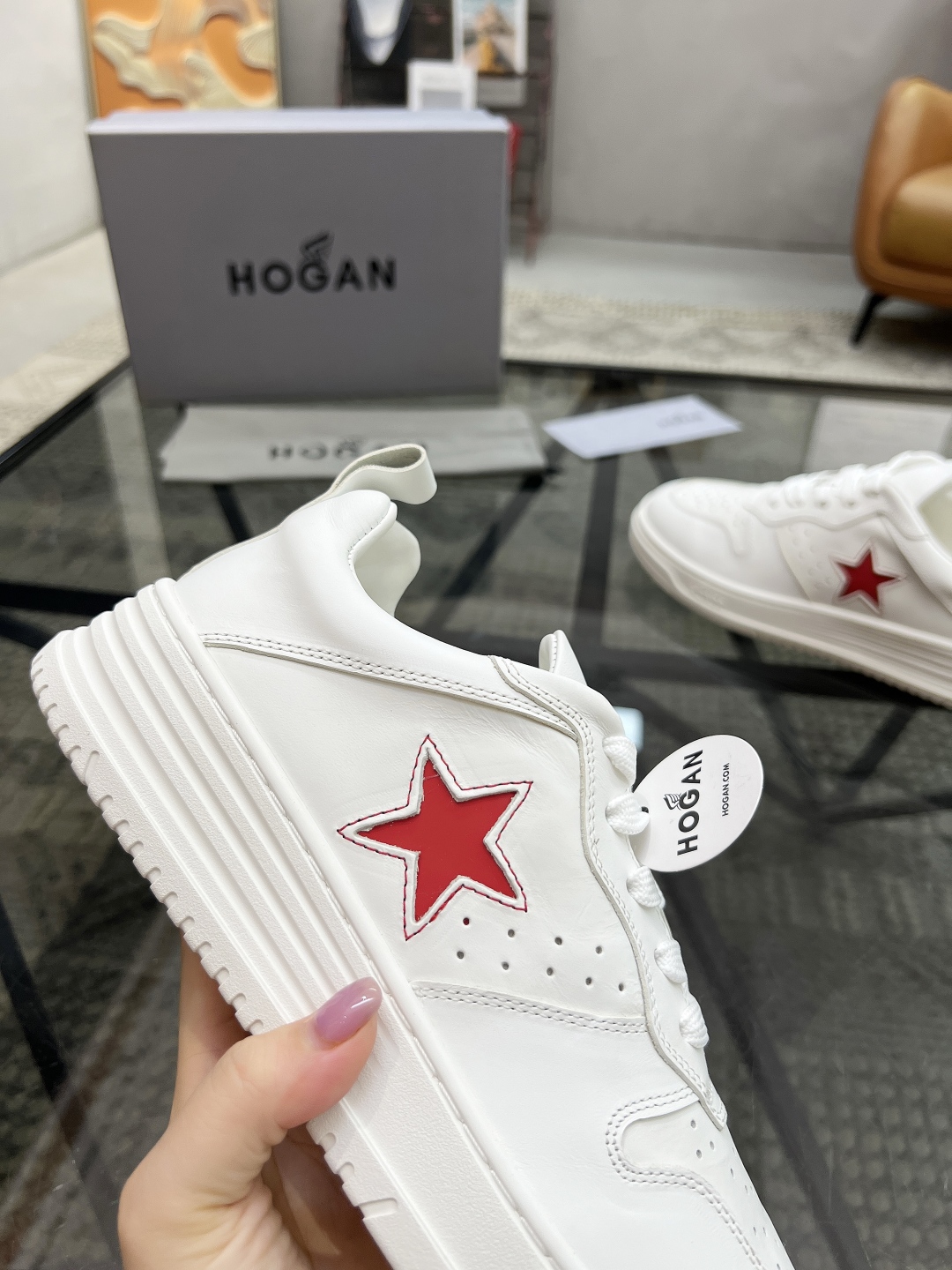  H 🔍顶级代购🇮🇹 霍 超人气男神运动鞋新品来袭专柜同步发售原厂配置，意大利进口原版牛皮面料，透气舒适