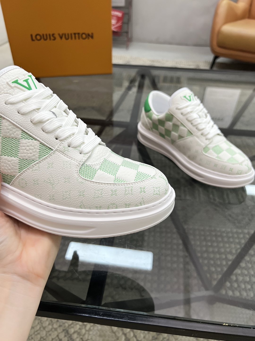  L 🔍顶级代购🇮🇹 路 炸街男神爆款休闲板鞋专柜同步，鞋面意大利进口牛皮面料，高品质压花印花复杂工艺品