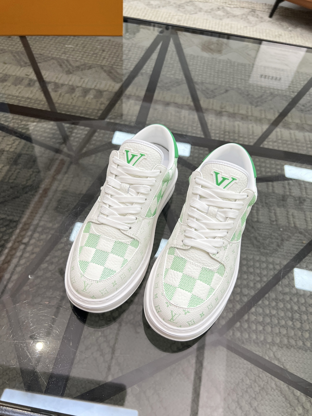  L 🔍顶级代购🇮🇹 路 炸街男神爆款休闲板鞋专柜同步，鞋面意大利进口牛皮面料，高品质压花印花复杂工艺品