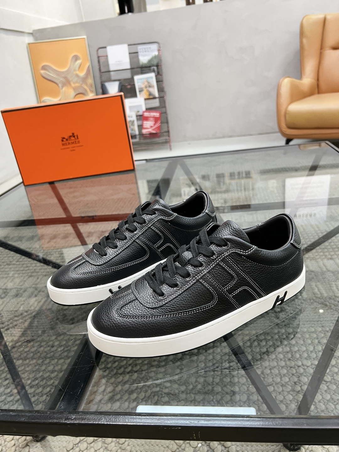 NO:355108,H Top Purchase Love Street Fried Street Men's Casual Shoes New Products Comings for the Counter are available at the same time for sale in the original configuration, imported Italian original cowhide fabric, high-quality splicing craftsmanship must have for men, fully imported water-dyed cowhide lining, original soles are specially supplied with original soles, super comfortable, original order goods, high quality, you can enter and exit the counter at will, welcome to compare the counter synchronization, number 38-44 (order 45),,cowhide19860909H 顶级代购 爱 炸街男神休闲鞋新品来袭专柜同步发售原厂配置,意大利进口原版牛皮面料,高品质拼接工艺潮男必备,全进口水染牛皮里垫,鞋底原厂特供原版底超级舒适,原厂跟单货 高品质,可随意进出专柜,欢迎对比专柜同步,码数 38-44（ 订 45）,,cowhide,Men's shoes