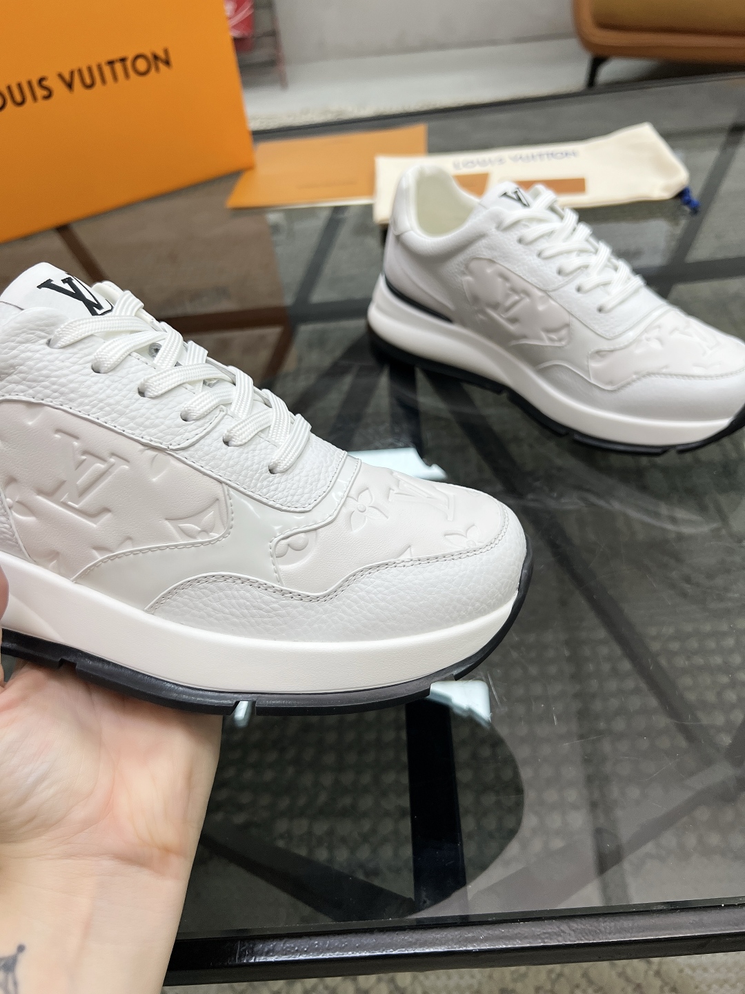 L 🔍顶级代购🇮🇹 路 炸街男神运动鞋新品来袭专柜同步发售原厂配置，意大利进口原版牛皮面料，高品质压花