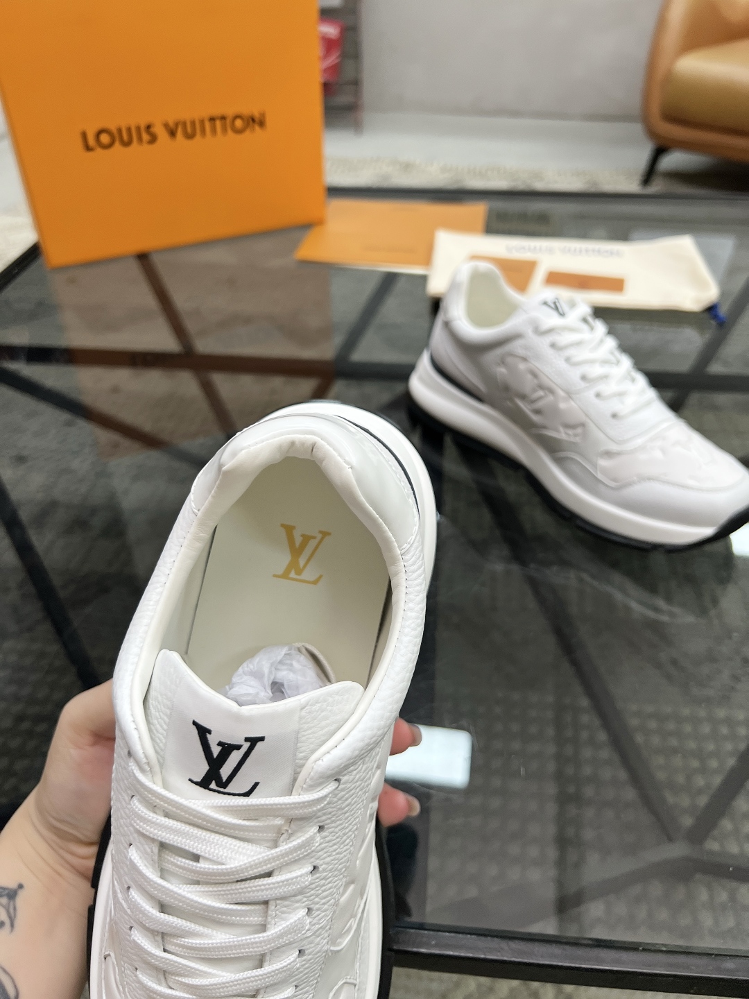  L 🔍顶级代购🇮🇹 路 炸街男神运动鞋新品来袭专柜同步发售原厂配置，意大利进口原版牛皮面料，高品质压花