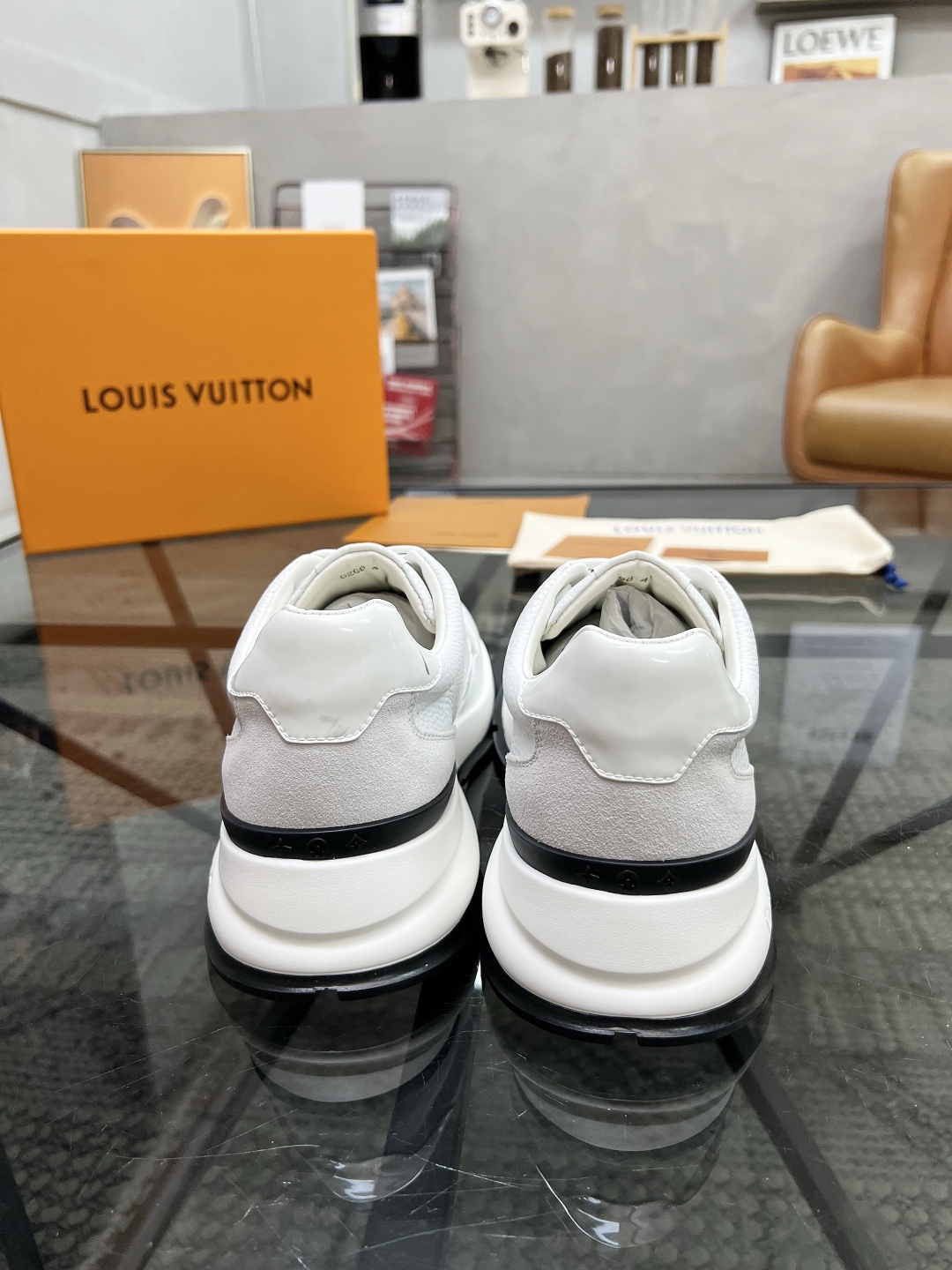  L 🔍顶级代购🇮🇹 路 炸街男神运动鞋新品来袭专柜同步发售原厂配置，意大利进口原版牛皮面料，高品质压花