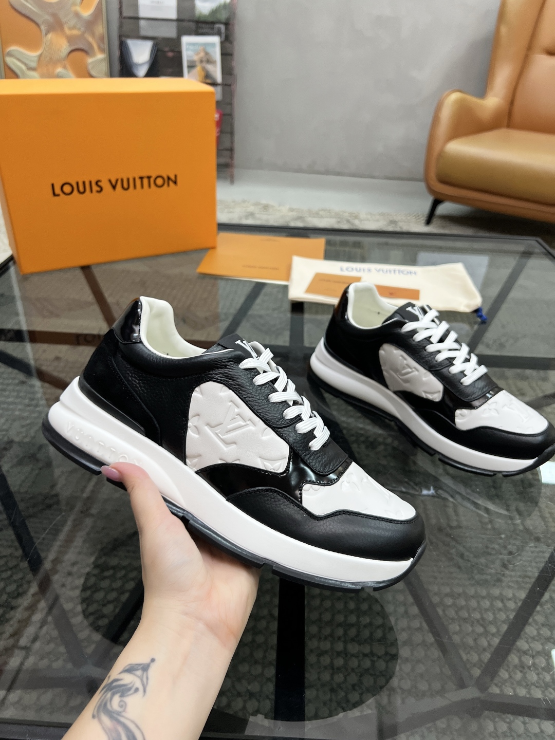  L 🔍顶级代购🇮🇹 路 炸街男神运动鞋新品来袭专柜同步发售原厂配置，意大利进口原版牛皮面料，高品质压花