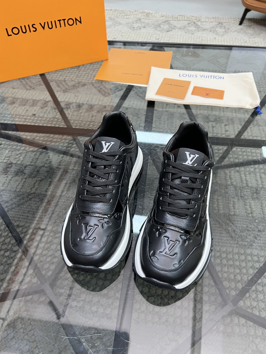  L 🔍顶级代购🇮🇹 路 炸街男神运动鞋新品来袭专柜同步发售原厂配置，意大利进口原版牛皮面料，高品质压花