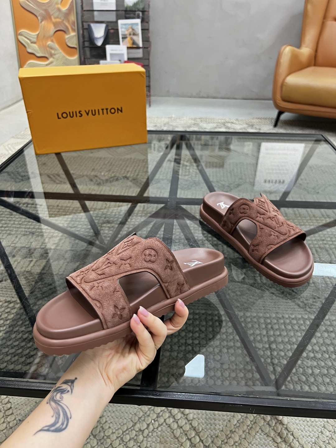  L 🔍顶级代购🇮🇹 路 炸街男神春夏拖鞋新品专柜同步，鞋面意大利进口牛皮面料，高品质压花拼接工艺，鞋底