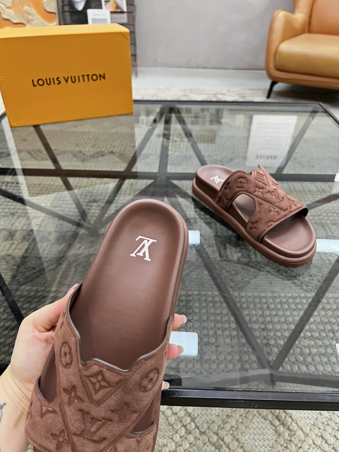  L 🔍顶级代购🇮🇹 路 炸街男神春夏拖鞋新品专柜同步，鞋面意大利进口牛皮面料，高品质压花拼接工艺，鞋底