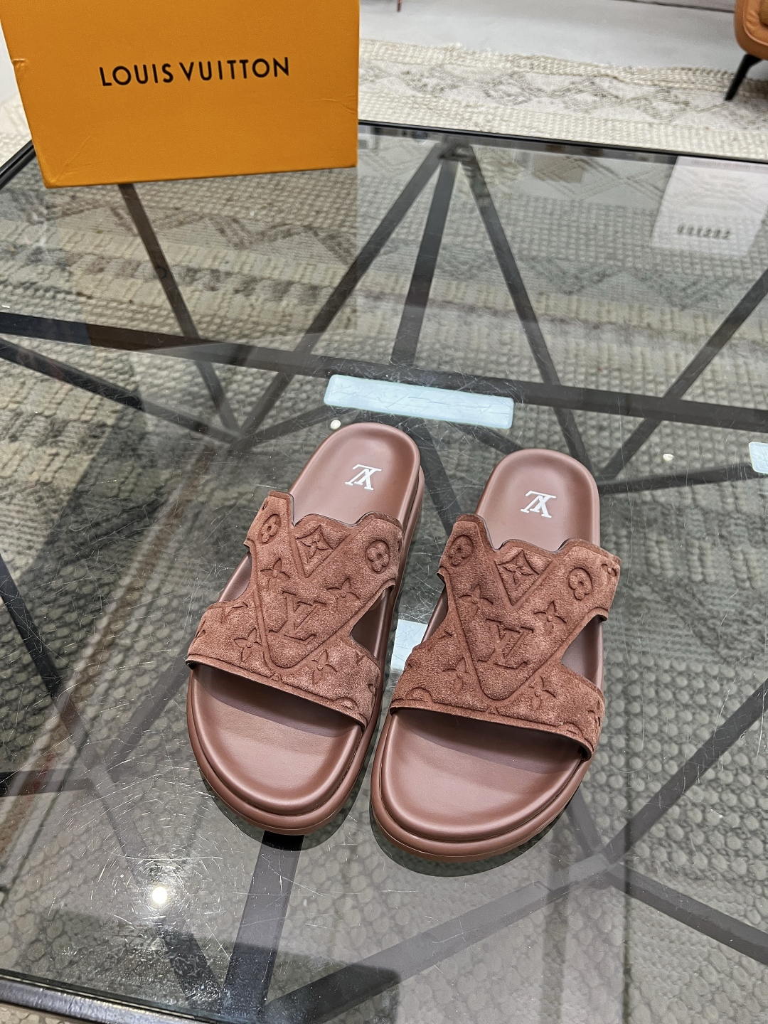  L 🔍顶级代购🇮🇹 路 炸街男神春夏拖鞋新品专柜同步，鞋面意大利进口牛皮面料，高品质压花拼接工艺，鞋底