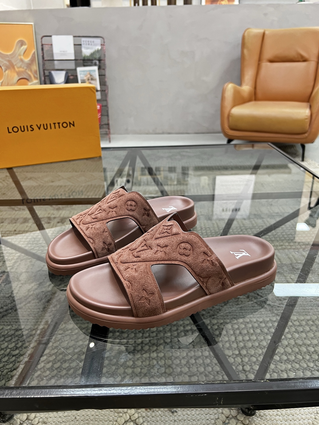  L 🔍顶级代购🇮🇹 路 炸街男神春夏拖鞋新品专柜同步，鞋面意大利进口牛皮面料，高品质压花拼接工艺，鞋底