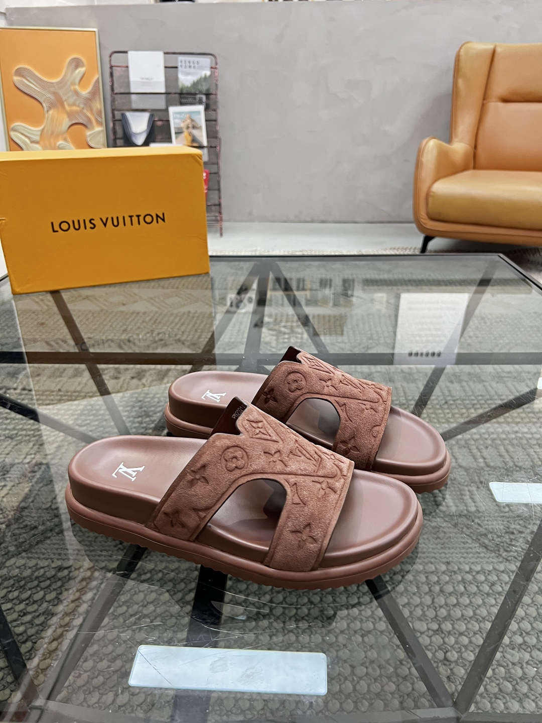  L 🔍顶级代购🇮🇹 路 炸街男神春夏拖鞋新品专柜同步，鞋面意大利进口牛皮面料，高品质压花拼接工艺，鞋底