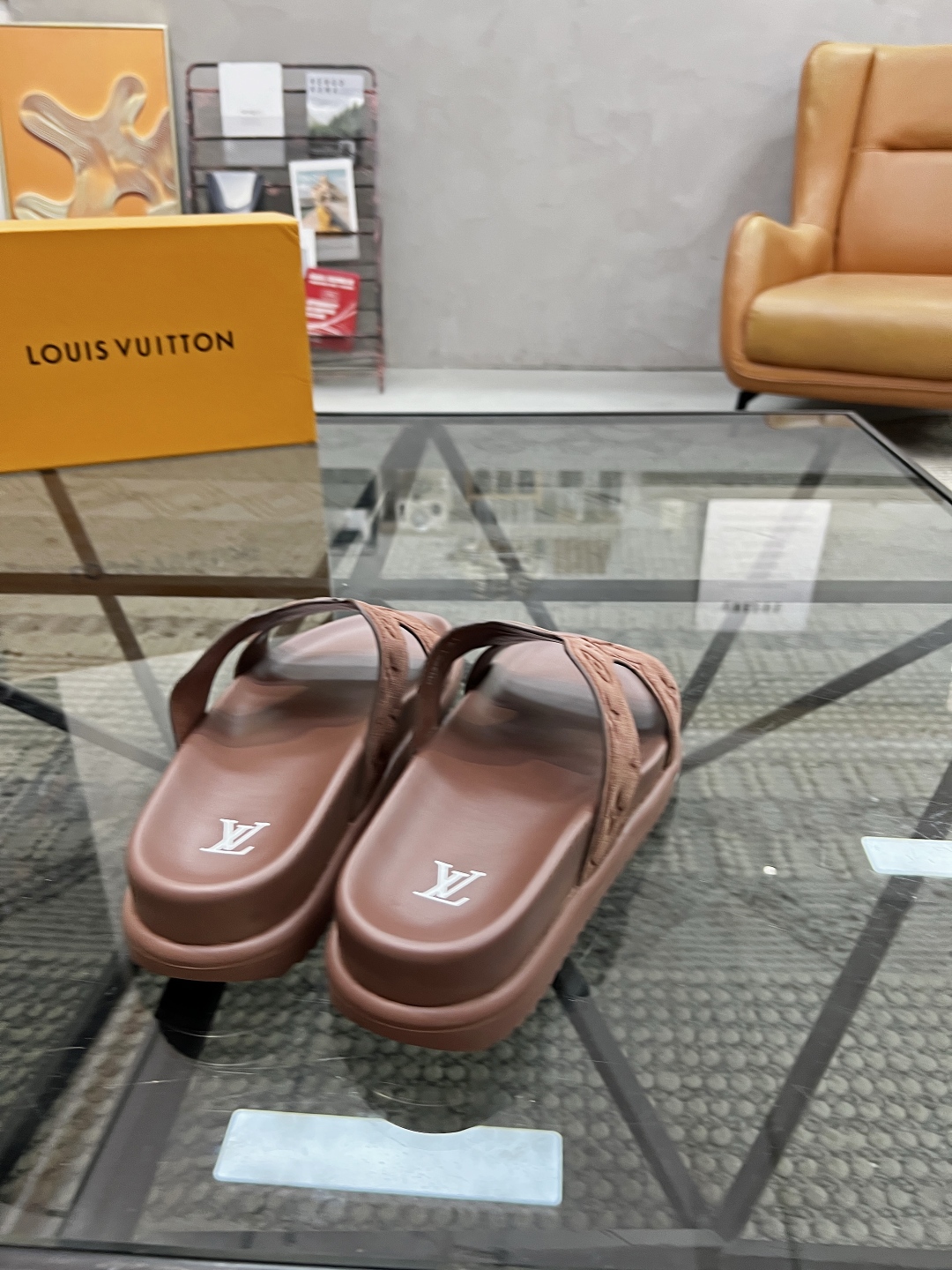  L 🔍顶级代购🇮🇹 路 炸街男神春夏拖鞋新品专柜同步，鞋面意大利进口牛皮面料，高品质压花拼接工艺，鞋底