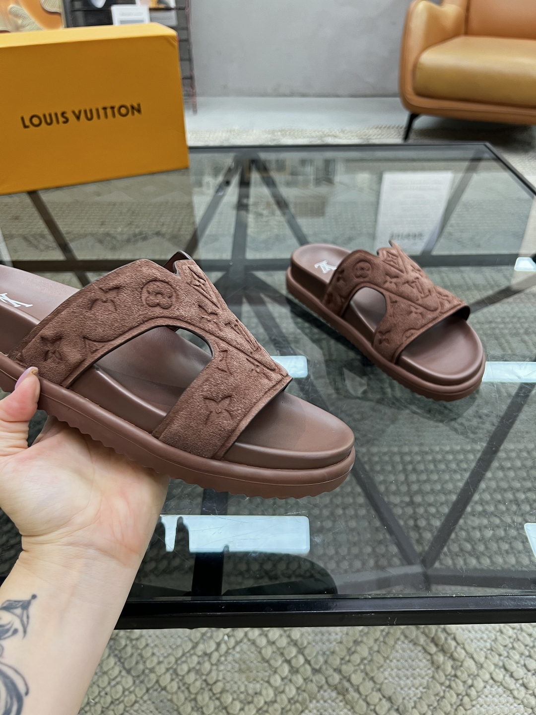  L 🔍顶级代购🇮🇹 路 炸街男神春夏拖鞋新品专柜同步，鞋面意大利进口牛皮面料，高品质压花拼接工艺，鞋底