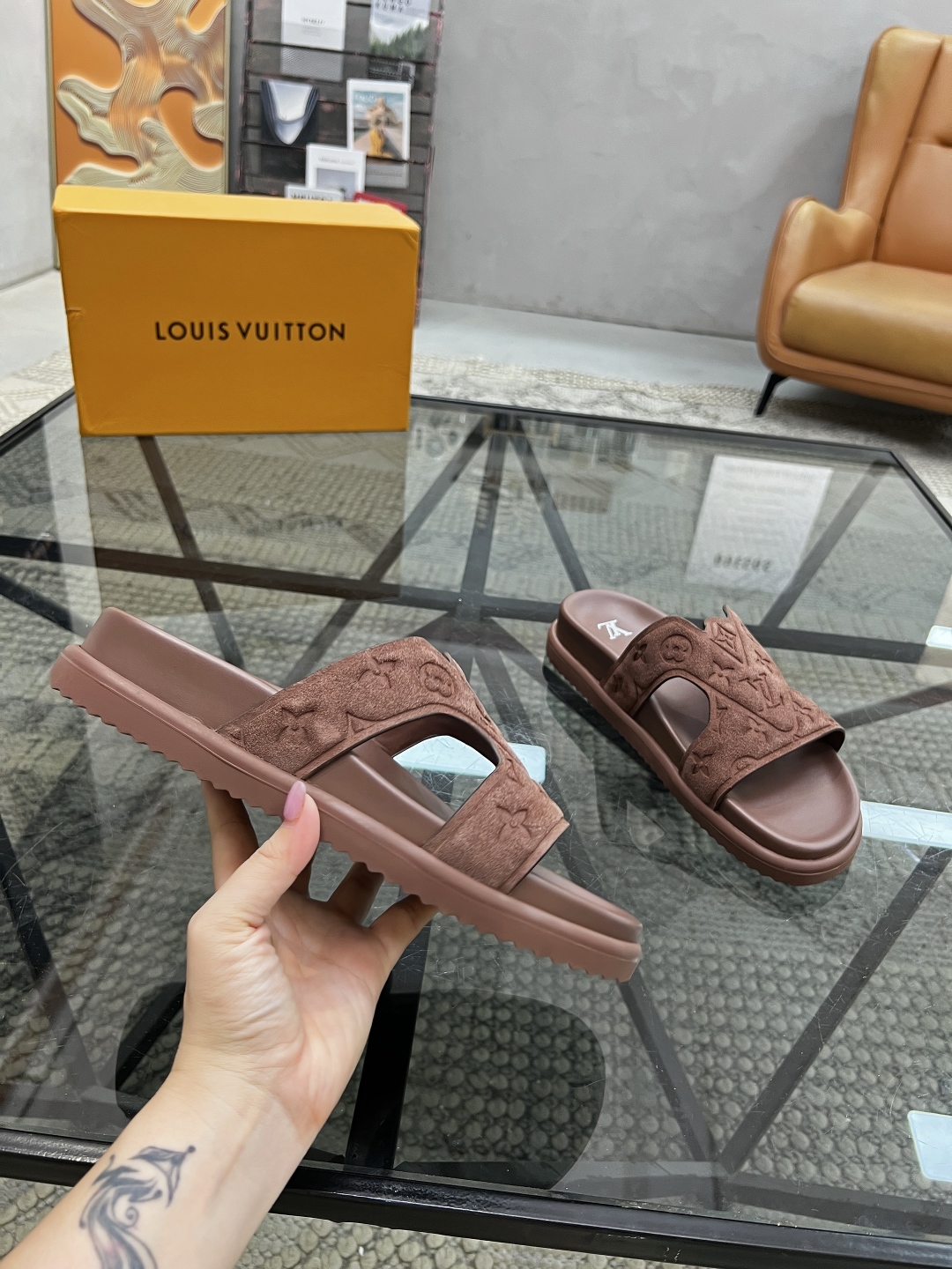  L 🔍顶级代购🇮🇹 路 炸街男神春夏拖鞋新品专柜同步，鞋面意大利进口牛皮面料，高品质压花拼接工艺，鞋底