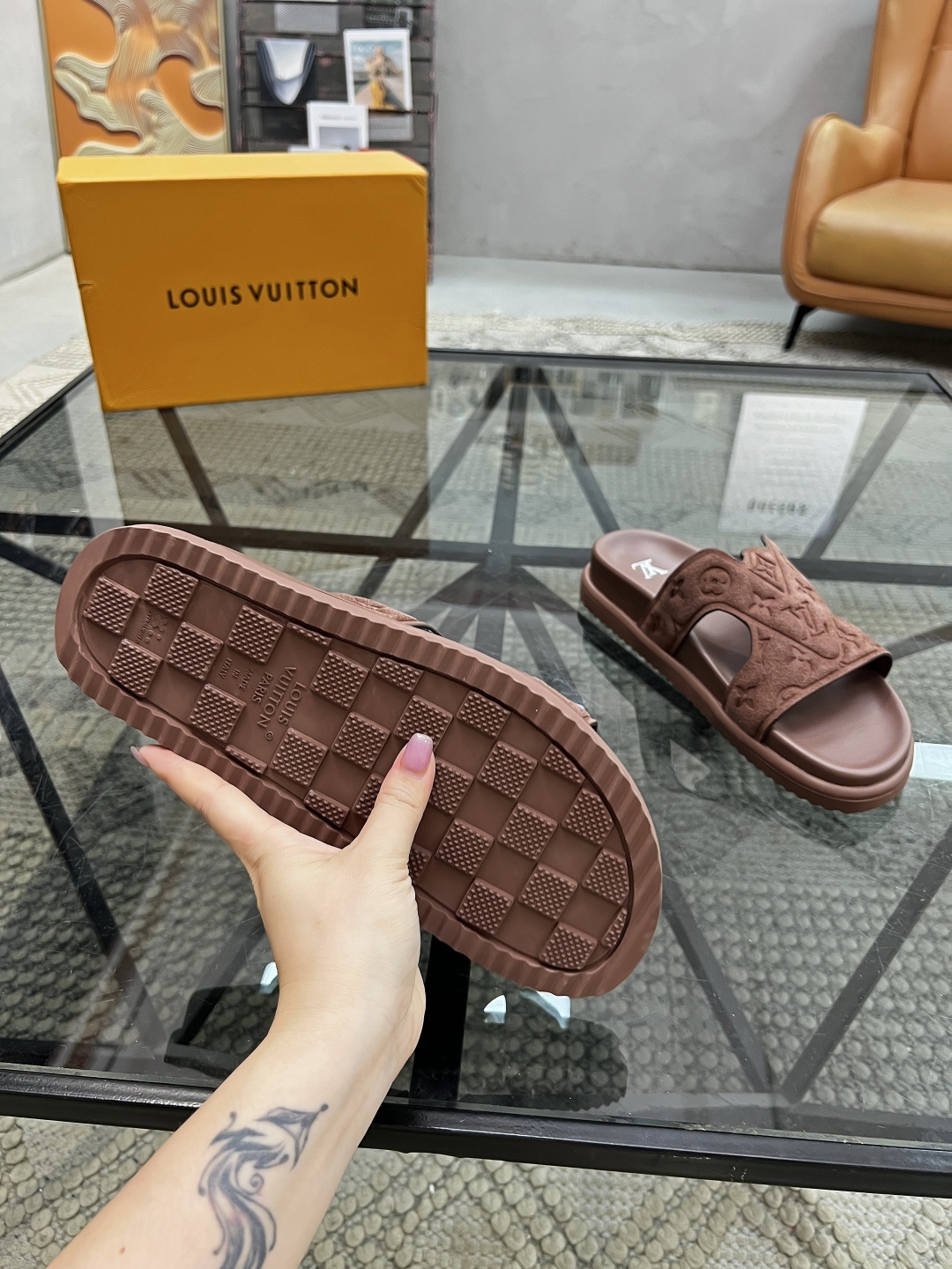  L 🔍顶级代购🇮🇹 路 炸街男神春夏拖鞋新品专柜同步，鞋面意大利进口牛皮面料，高品质压花拼接工艺，鞋底