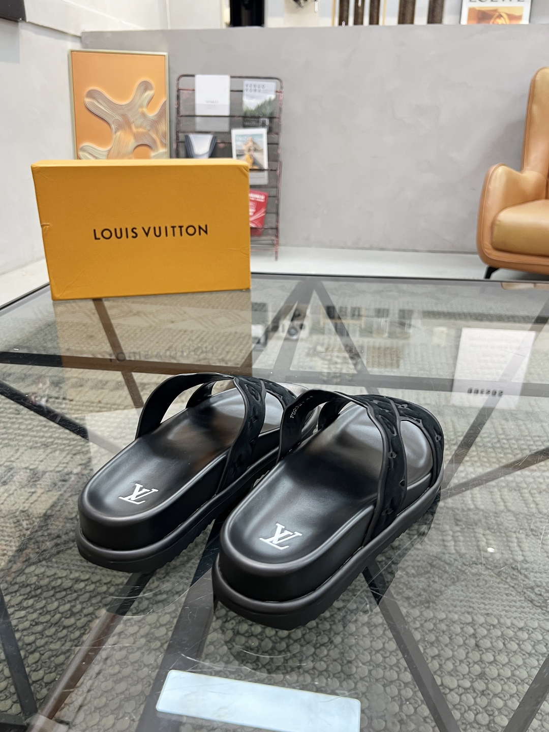  L 🔍顶级代购🇮🇹 路 炸街男神春夏拖鞋新品专柜同步，鞋面意大利进口牛皮面料，高品质压花拼接工艺，鞋底