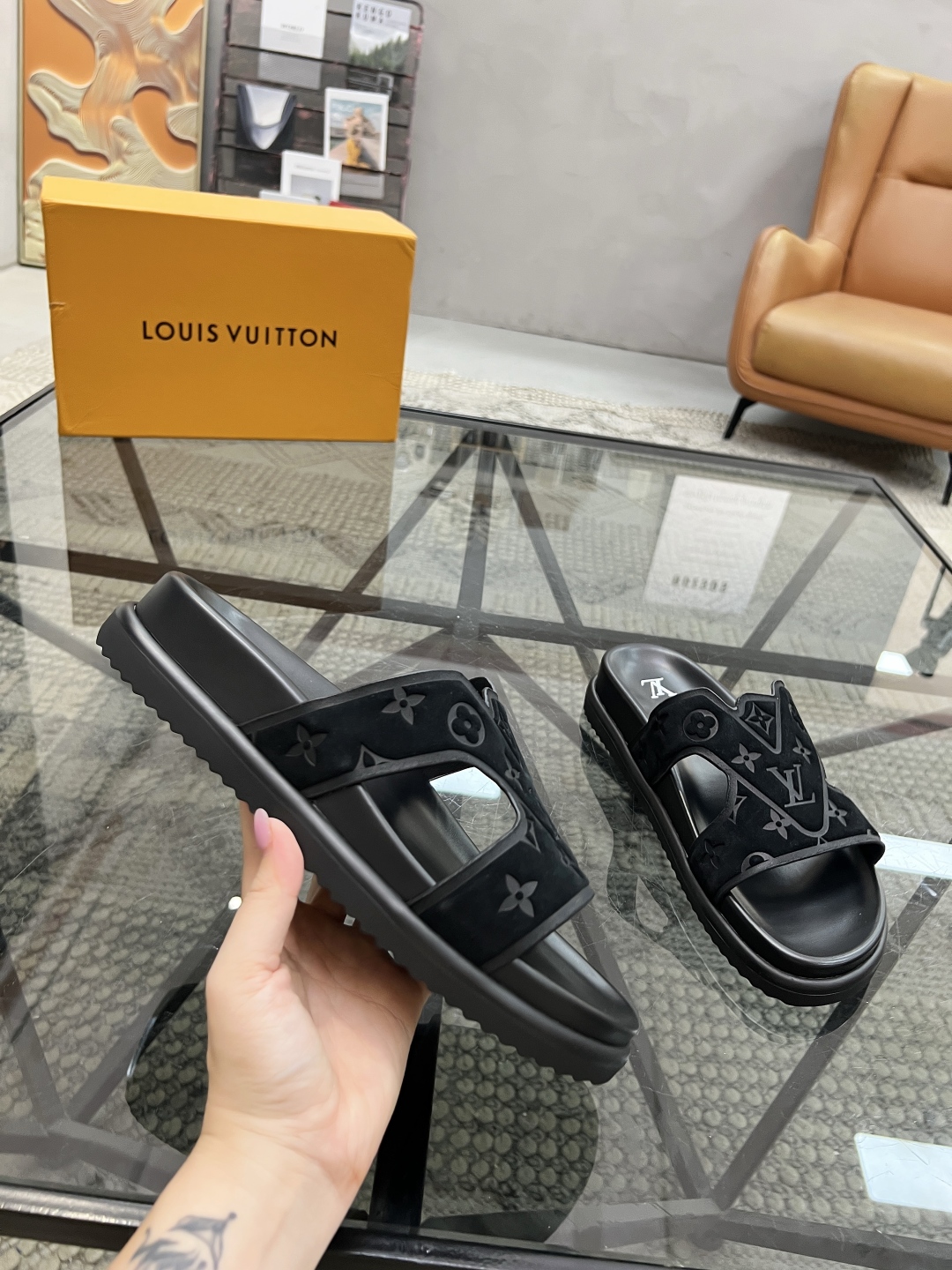  L 🔍顶级代购🇮🇹 路 炸街男神春夏拖鞋新品专柜同步，鞋面意大利进口牛皮面料，高品质压花拼接工艺，鞋底
