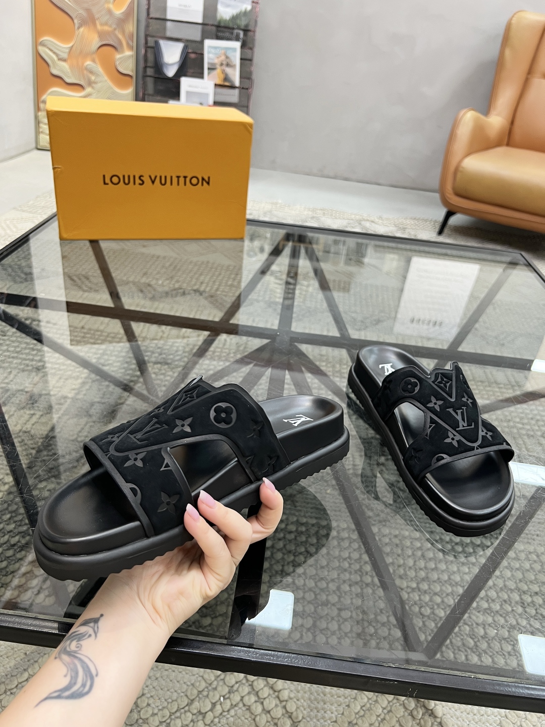  L 🔍顶级代购🇮🇹 路 炸街男神春夏拖鞋新品专柜同步，鞋面意大利进口牛皮面料，高品质压花拼接工艺，鞋底
