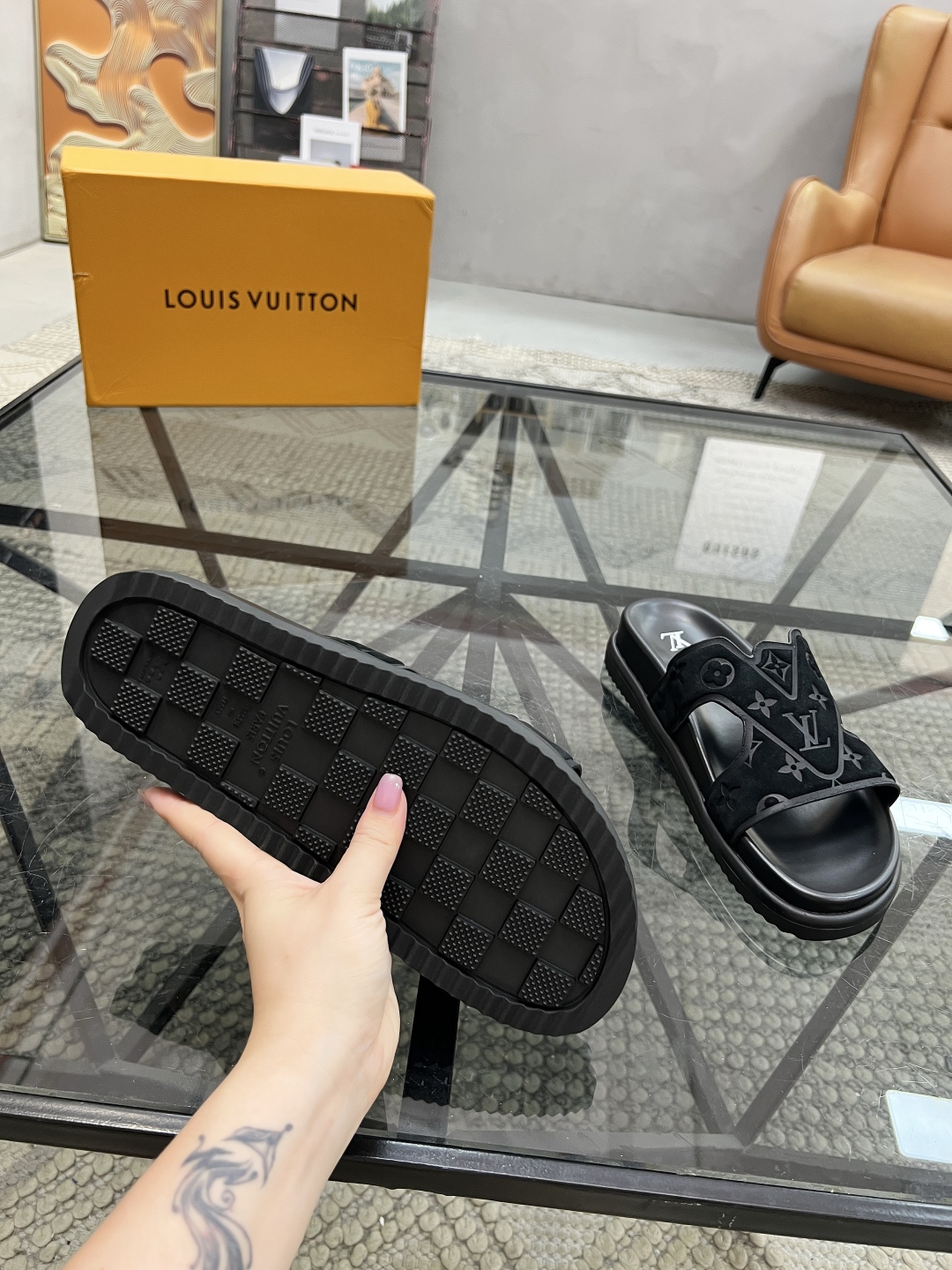  L 🔍顶级代购🇮🇹 路 炸街男神春夏拖鞋新品专柜同步，鞋面意大利进口牛皮面料，高品质压花拼接工艺，鞋底