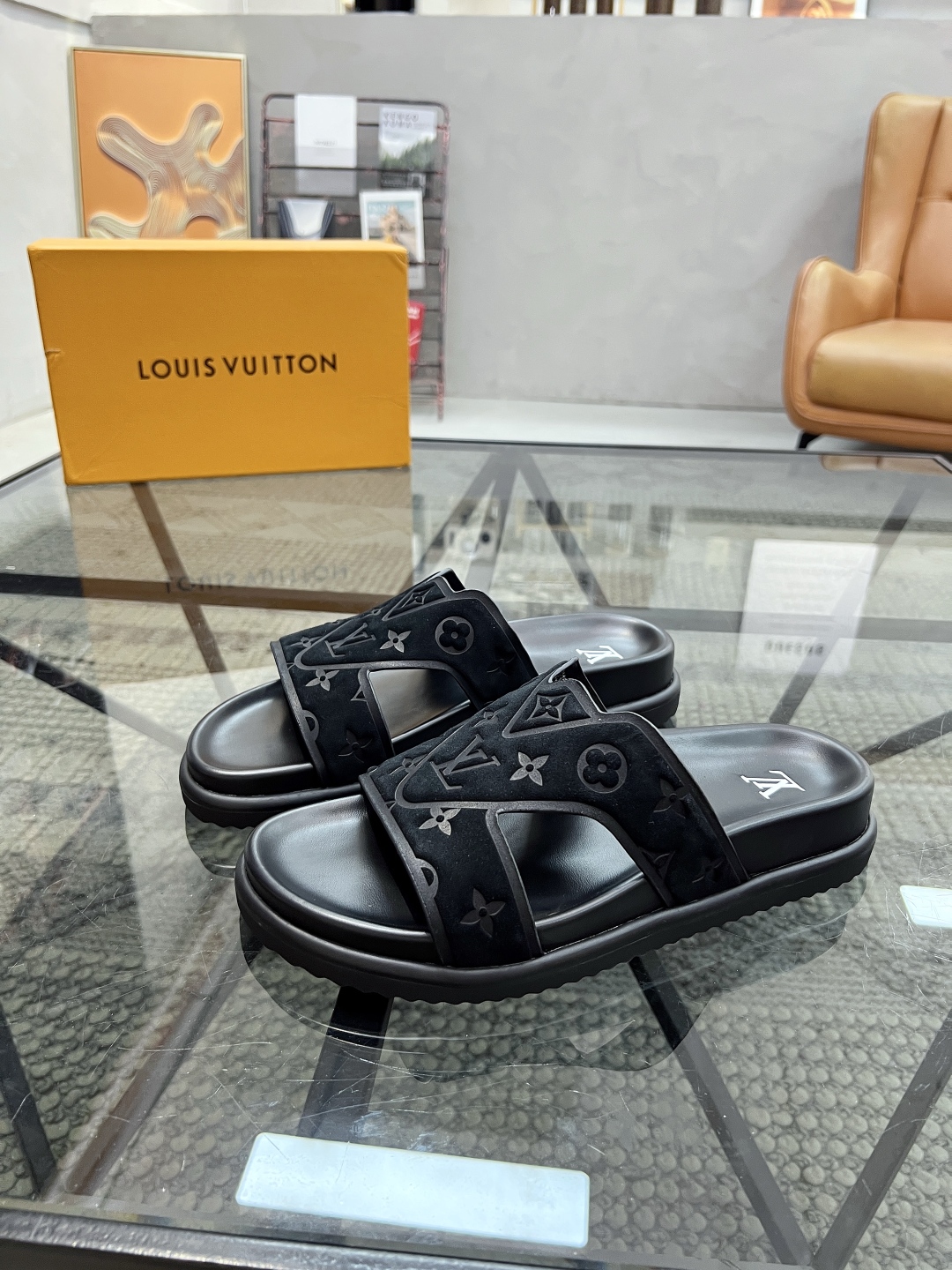  L 🔍顶级代购🇮🇹 路 炸街男神春夏拖鞋新品专柜同步，鞋面意大利进口牛皮面料，高品质压花拼接工艺，鞋底