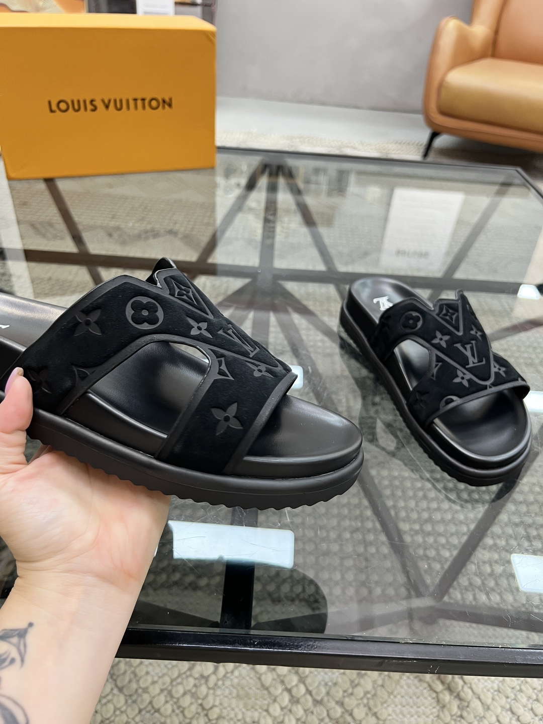  L 🔍顶级代购🇮🇹 路 炸街男神春夏拖鞋新品专柜同步，鞋面意大利进口牛皮面料，高品质压花拼接工艺，鞋底