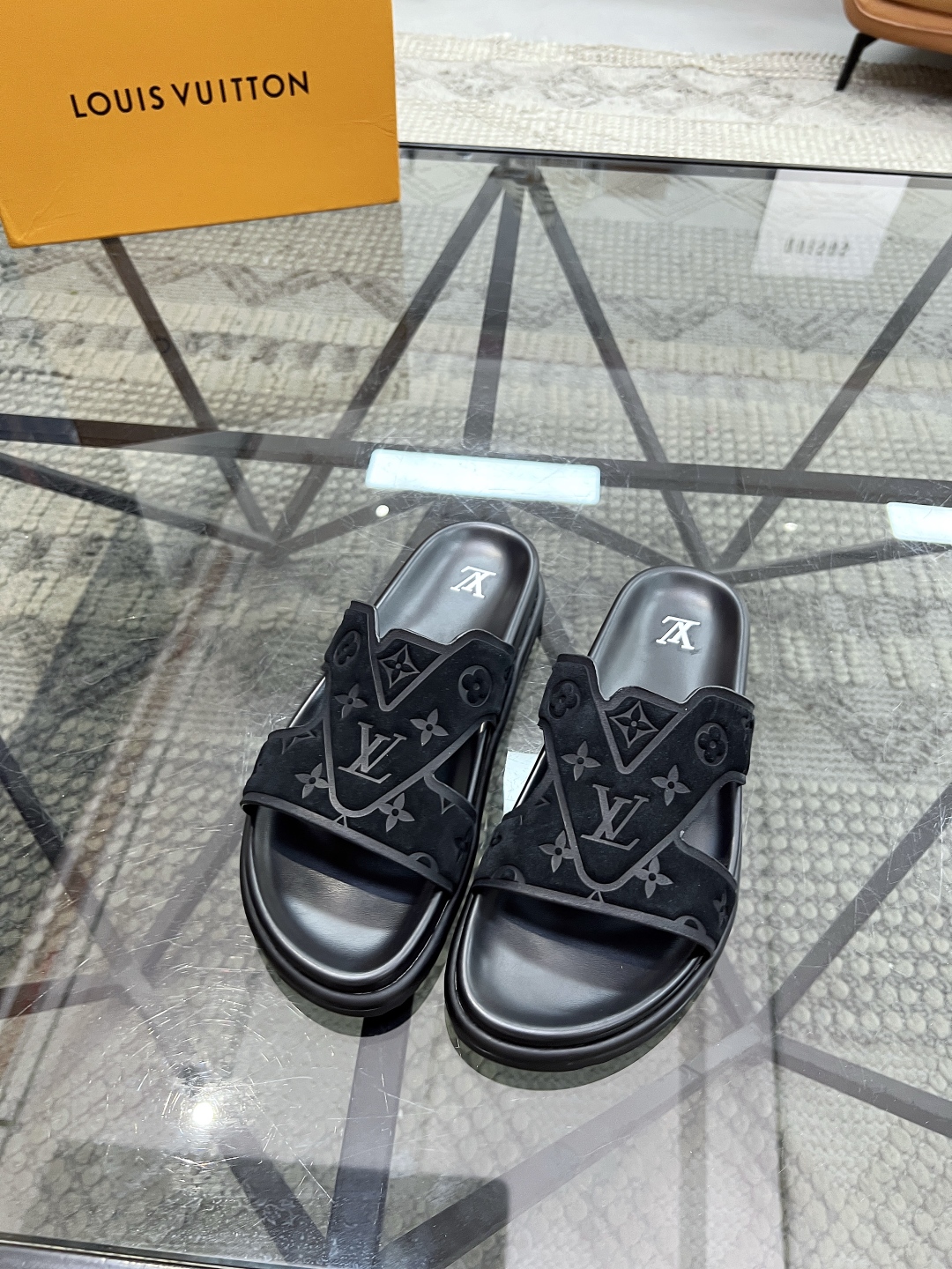  L 🔍顶级代购🇮🇹 路 炸街男神春夏拖鞋新品专柜同步，鞋面意大利进口牛皮面料，高品质压花拼接工艺，鞋底