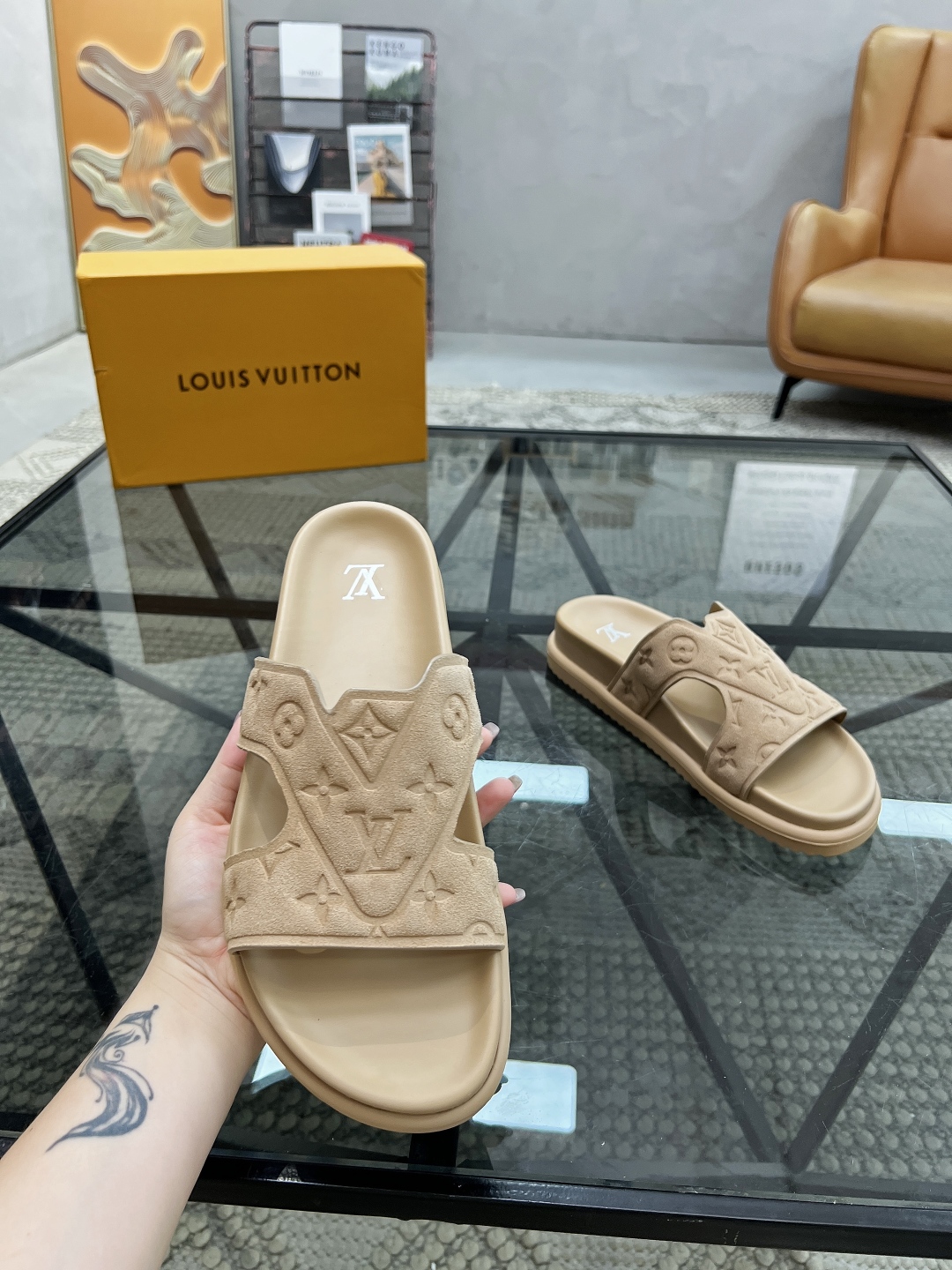  L 🔍顶级代购🇮🇹 路 炸街男神春夏拖鞋新品专柜同步，鞋面意大利进口牛皮面料，高品质压花拼接工艺，鞋底