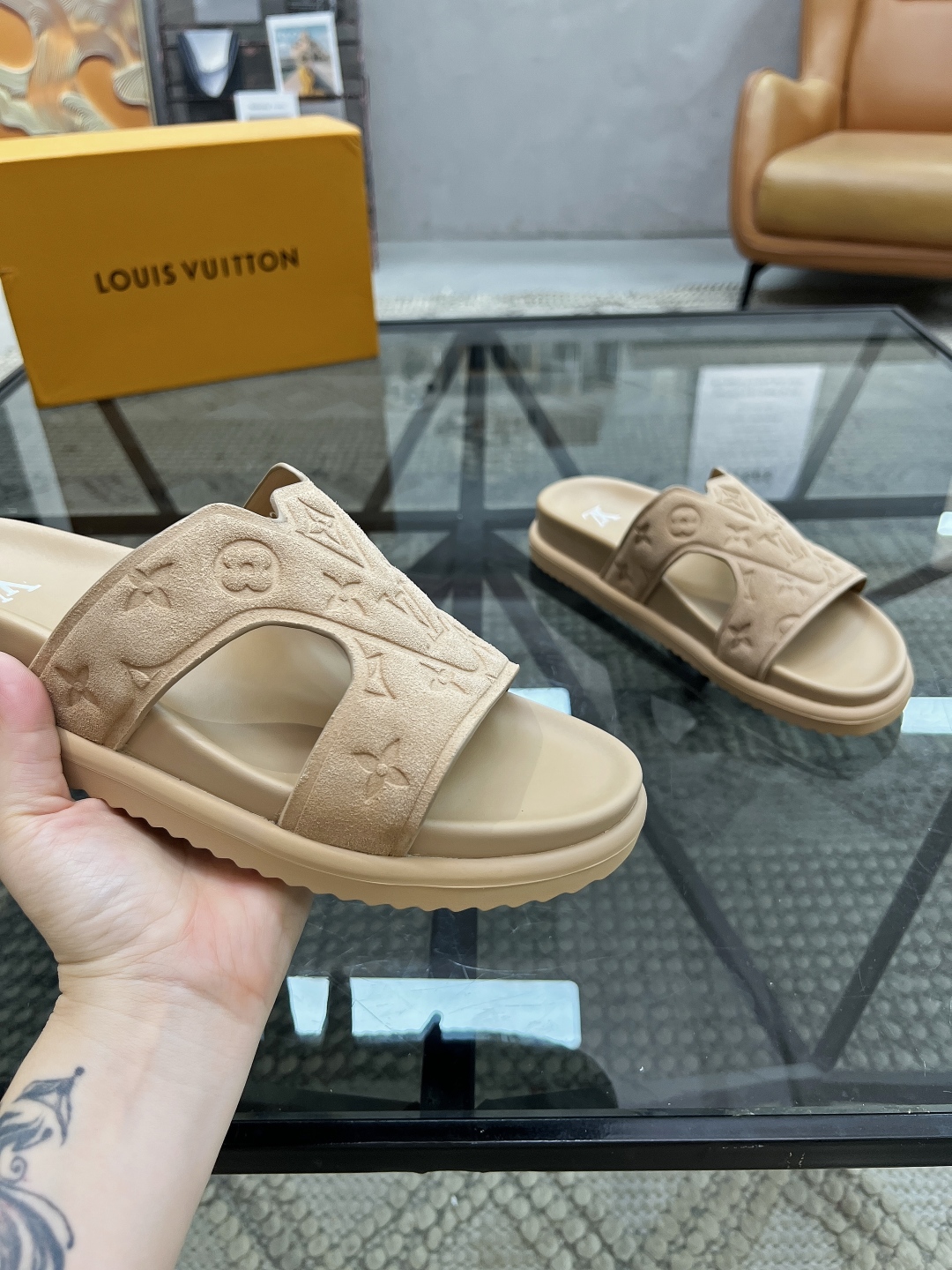  L 🔍顶级代购🇮🇹 路 炸街男神春夏拖鞋新品专柜同步，鞋面意大利进口牛皮面料，高品质压花拼接工艺，鞋底
