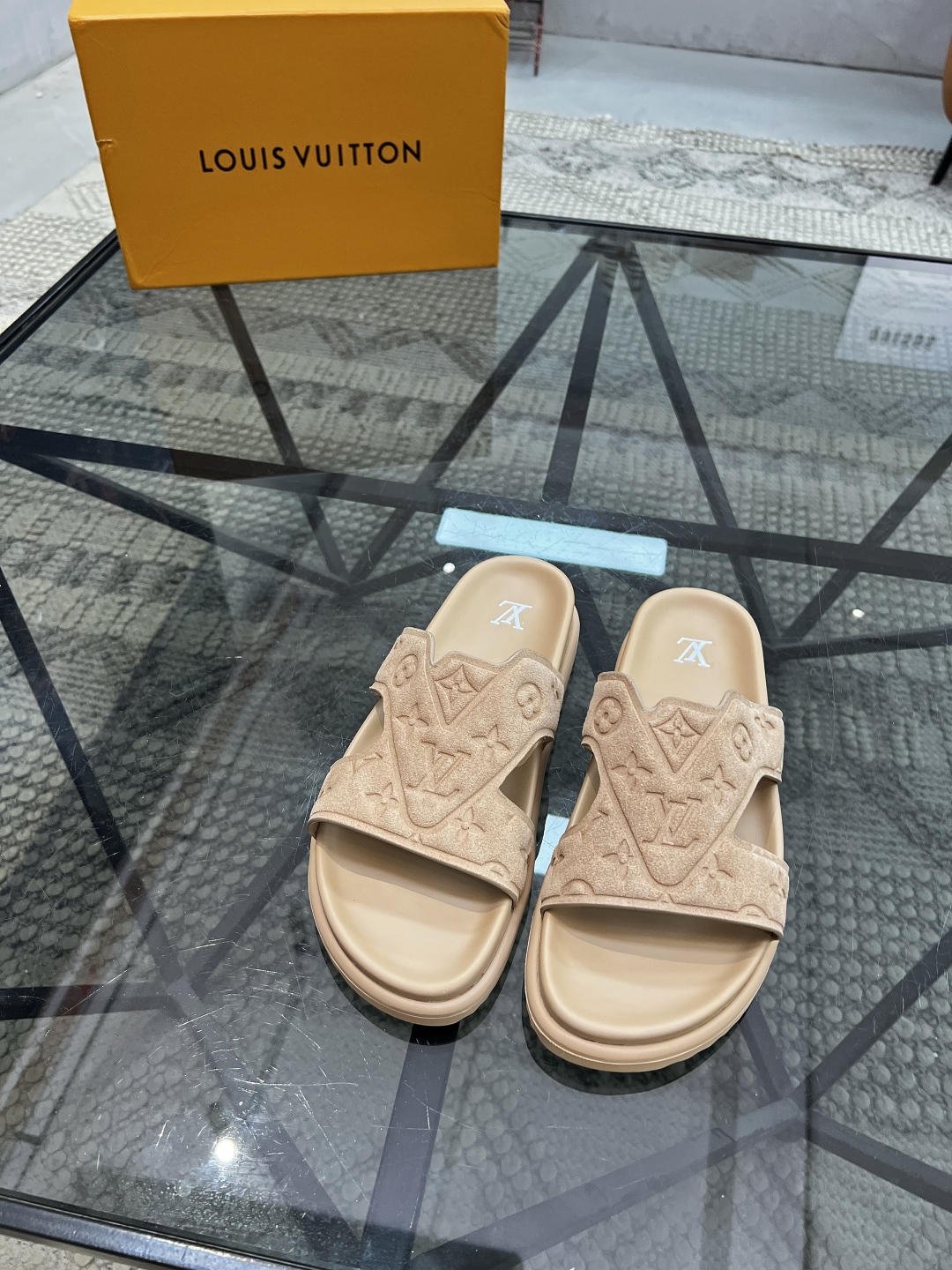  L 🔍顶级代购🇮🇹 路 炸街男神春夏拖鞋新品专柜同步，鞋面意大利进口牛皮面料，高品质压花拼接工艺，鞋底