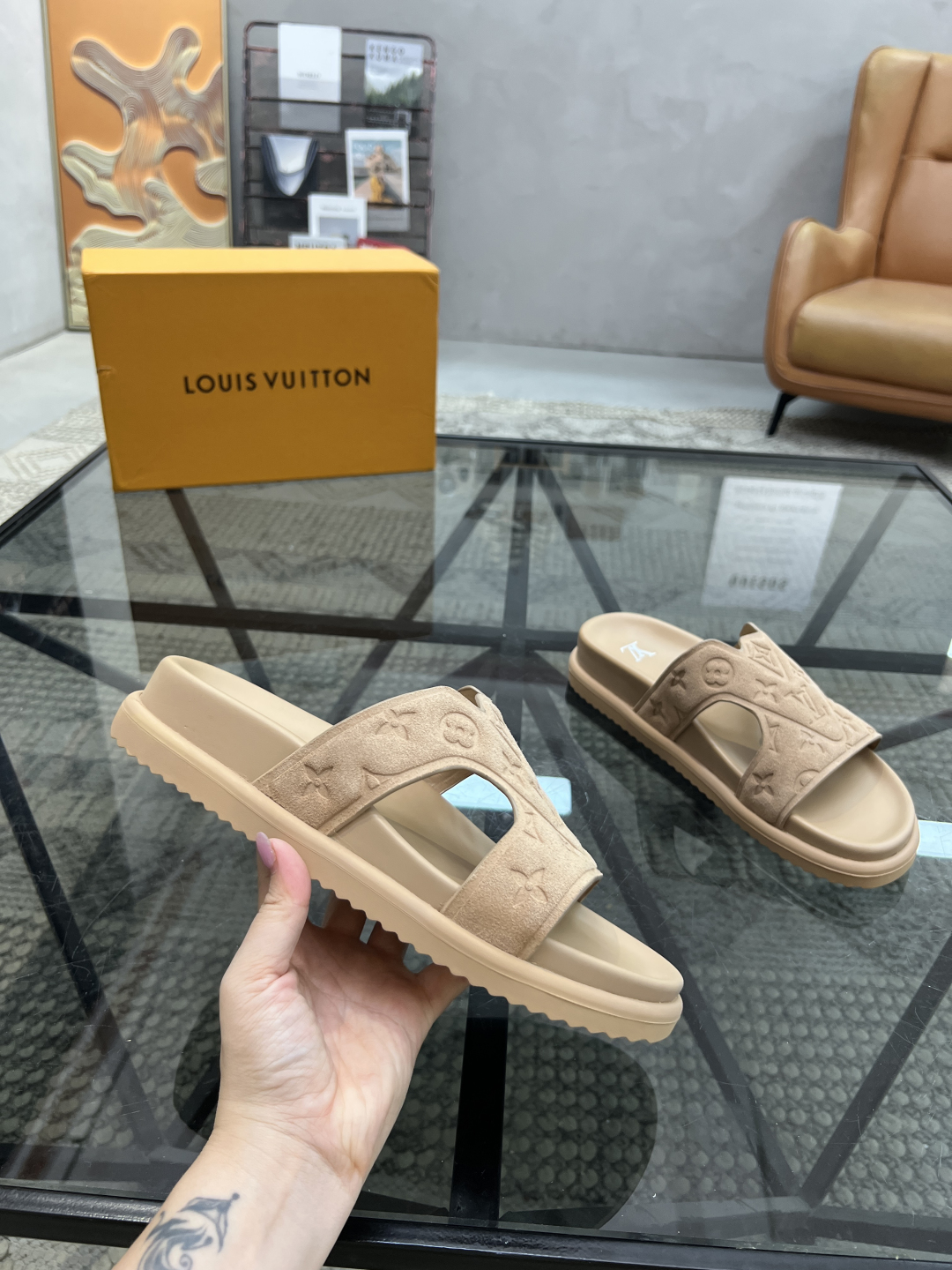  L 🔍顶级代购🇮🇹 路 炸街男神春夏拖鞋新品专柜同步，鞋面意大利进口牛皮面料，高品质压花拼接工艺，鞋底