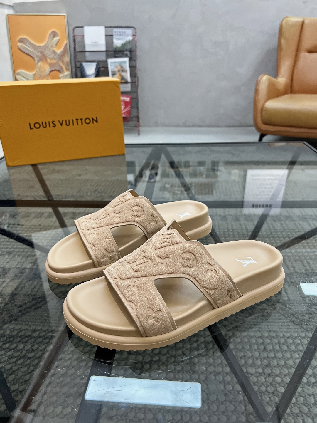  L 🔍顶级代购🇮🇹 路 炸街男神春夏拖鞋新品专柜同步，鞋面意大利进口牛皮面料，高品质压花拼接工艺，鞋底