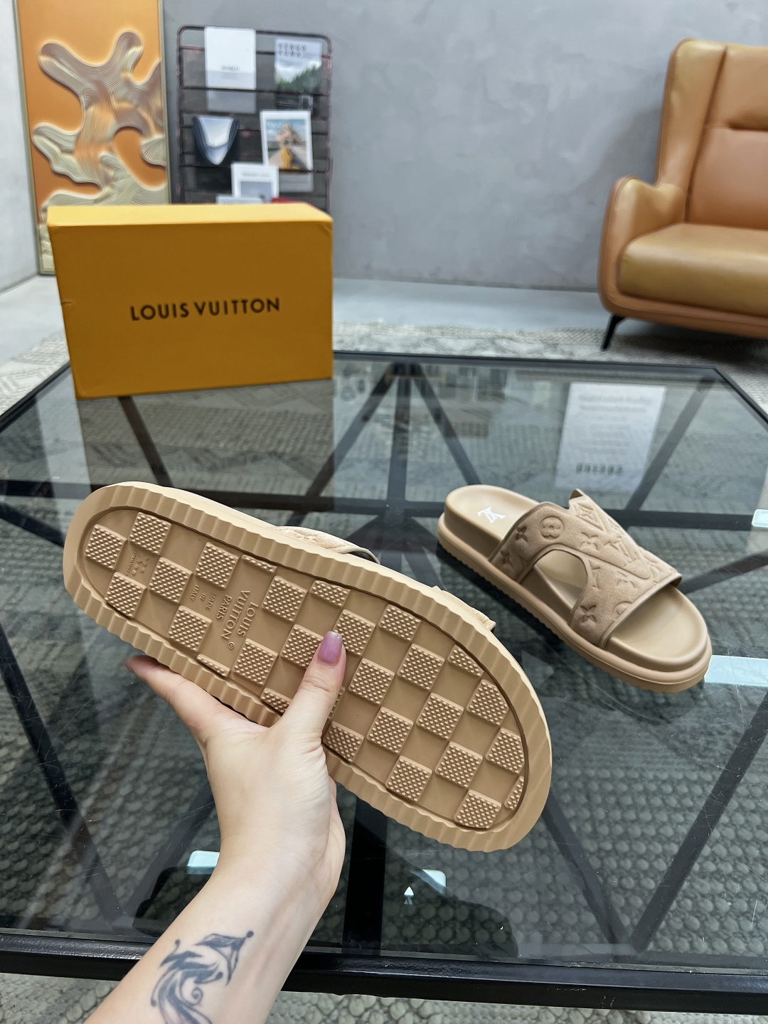  L 🔍顶级代购🇮🇹 路 炸街男神春夏拖鞋新品专柜同步，鞋面意大利进口牛皮面料，高品质压花拼接工艺，鞋底