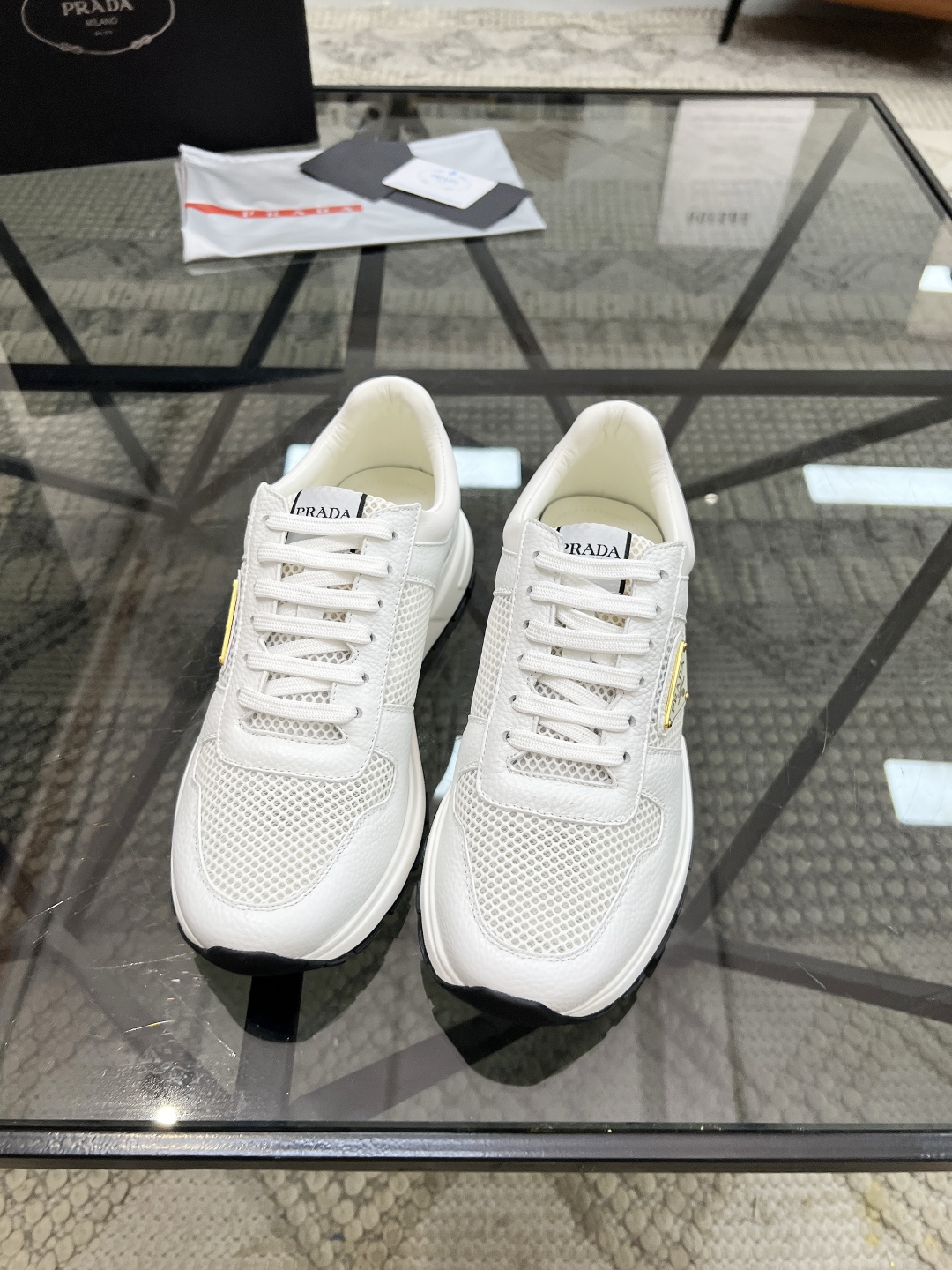  P 🔍顶级代购🇮🇹 普 炸街男神运动鞋新品来袭专柜同步发售原厂配置，意大利进口牛皮搭配网布面料，高品质