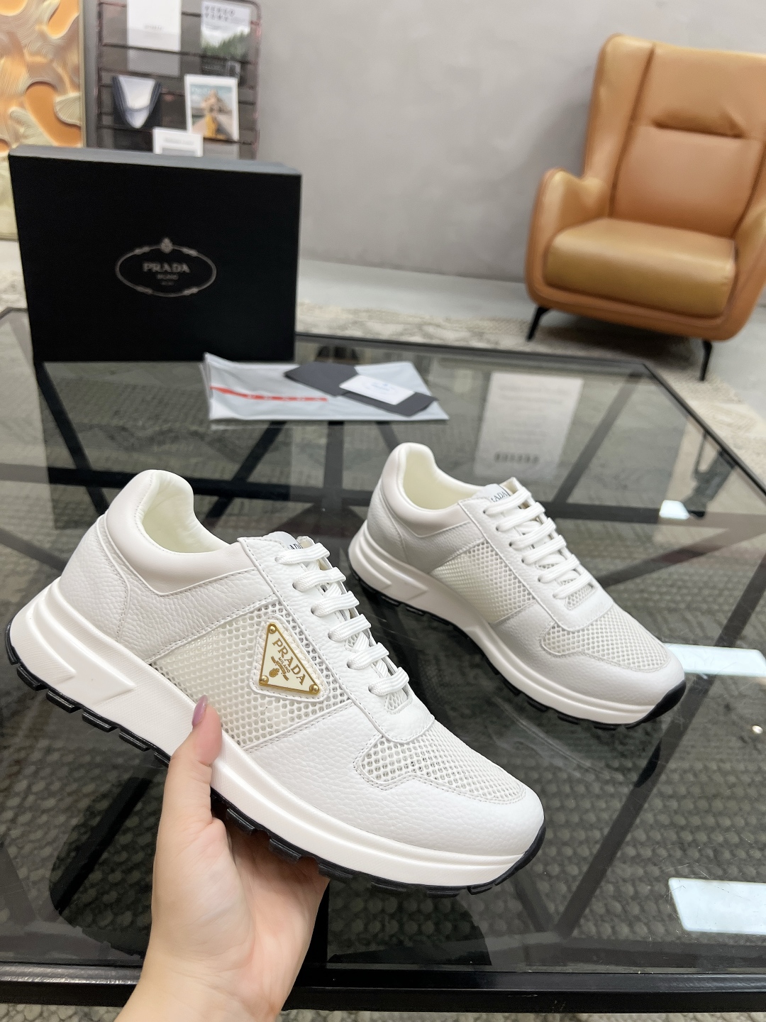  P 🔍顶级代购🇮🇹 普 炸街男神运动鞋新品来袭专柜同步发售原厂配置，意大利进口牛皮搭配网布面料，高品质