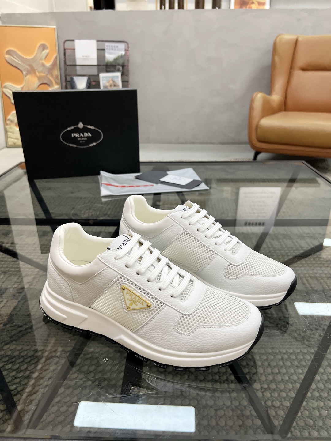  P 🔍顶级代购🇮🇹 普 炸街男神运动鞋新品来袭专柜同步发售原厂配置，意大利进口牛皮搭配网布面料，高品质