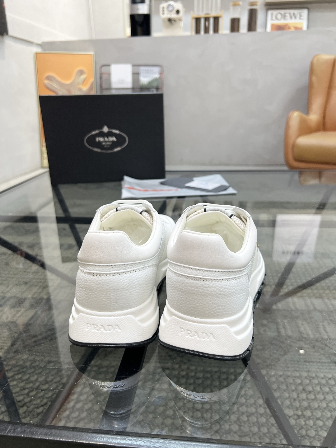  P 🔍顶级代购🇮🇹 普 炸街男神运动鞋新品来袭专柜同步发售原厂配置，意大利进口牛皮搭配网布面料，高品质