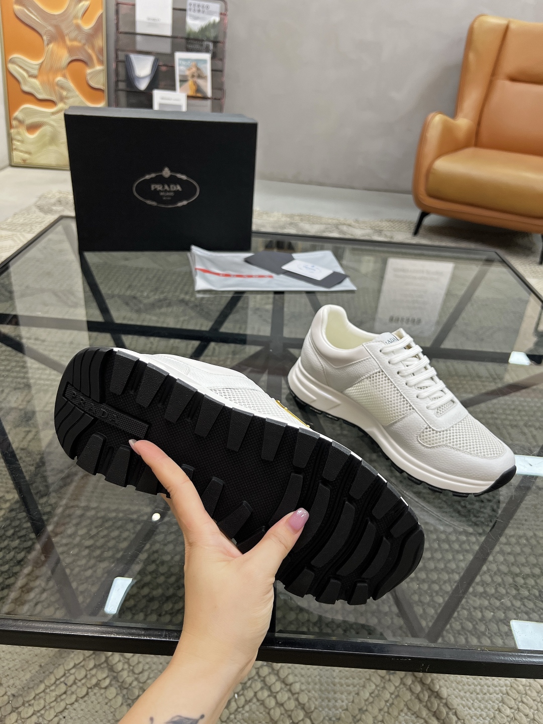  P 🔍顶级代购🇮🇹 普 炸街男神运动鞋新品来袭专柜同步发售原厂配置，意大利进口牛皮搭配网布面料，高品质