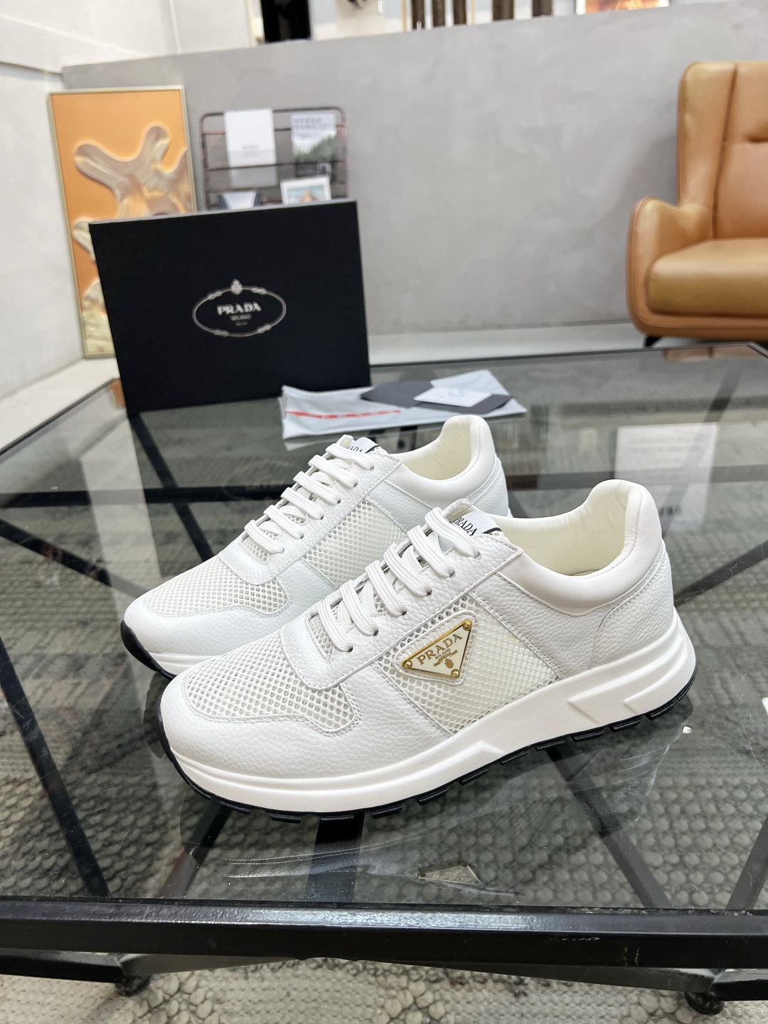  P 🔍顶级代购🇮🇹 普 炸街男神运动鞋新品来袭专柜同步发售原厂配置，意大利进口牛皮搭配网布面料，高品质