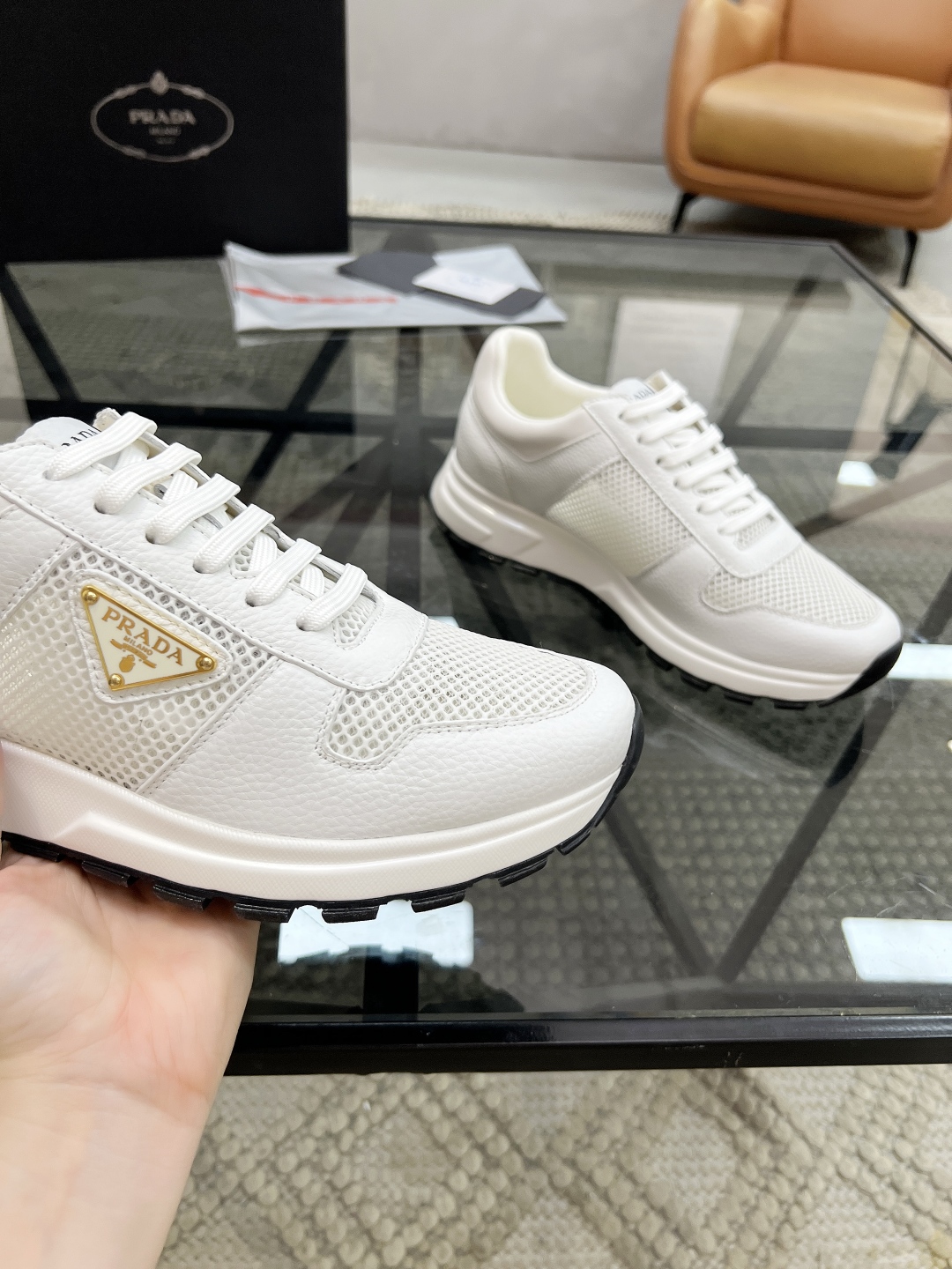  P 🔍顶级代购🇮🇹 普 炸街男神运动鞋新品来袭专柜同步发售原厂配置，意大利进口牛皮搭配网布面料，高品质