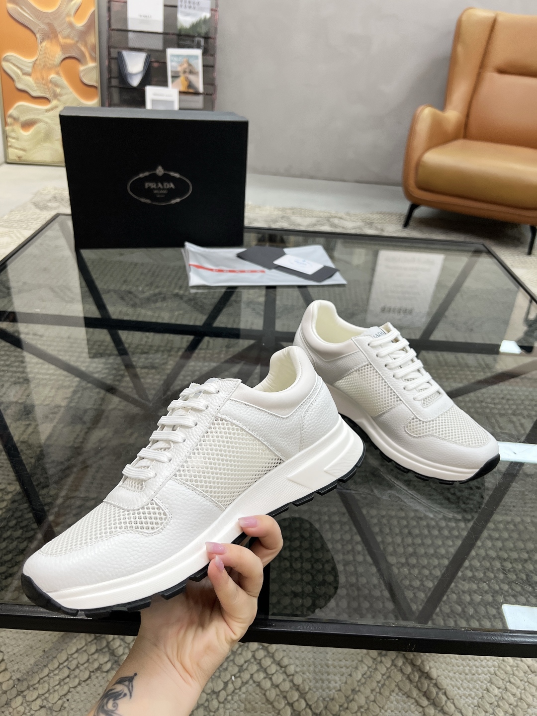  P 🔍顶级代购🇮🇹 普 炸街男神运动鞋新品来袭专柜同步发售原厂配置，意大利进口牛皮搭配网布面料，高品质